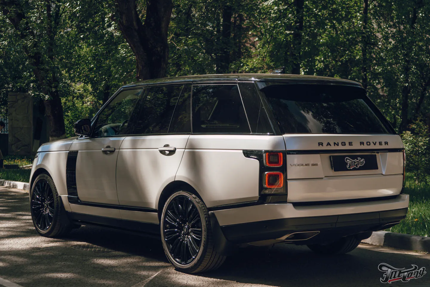 Range Rover Vogue SE в шикарном перламутровом виниле!